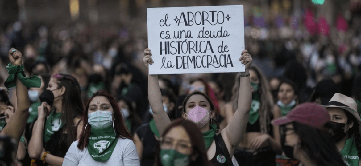 Mujeres participando de una marcha a favor del aborto en Santiago (Chile). ESTEBAN FELIX (AP)