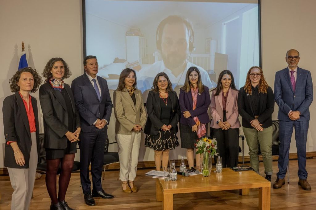 Se pone el énfasis en el fortalecimiento de los organismos electorales para enfrentar los desafíos y amenazas que imponen las nuevas tecnologías, la prevención y visibilización de la violencia política de género en la esfera digital, promoviendo el trabajo colaborativo entre actores para la construcción de un ecosistema electoral inclusivo, mediante alianzas con instituciones, sociedad civil, mujeres políticas y medios y plataformas digitales.