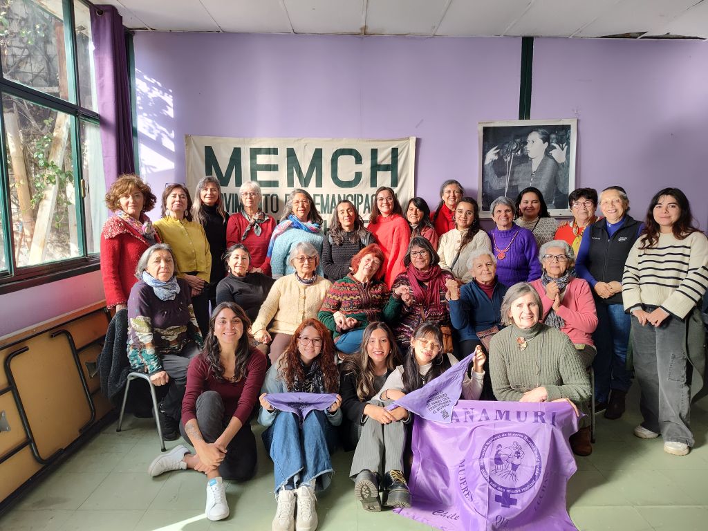 En el marco de la conmemoración de los 90 años del Movimiento por la Emancipación de la Mujer Chilena (MEMCH), Corporación Humanas, el Observatorio de Género junto a la plataforma Nada Sin Nosotras, realizaron un taller de democracia y feminismo.