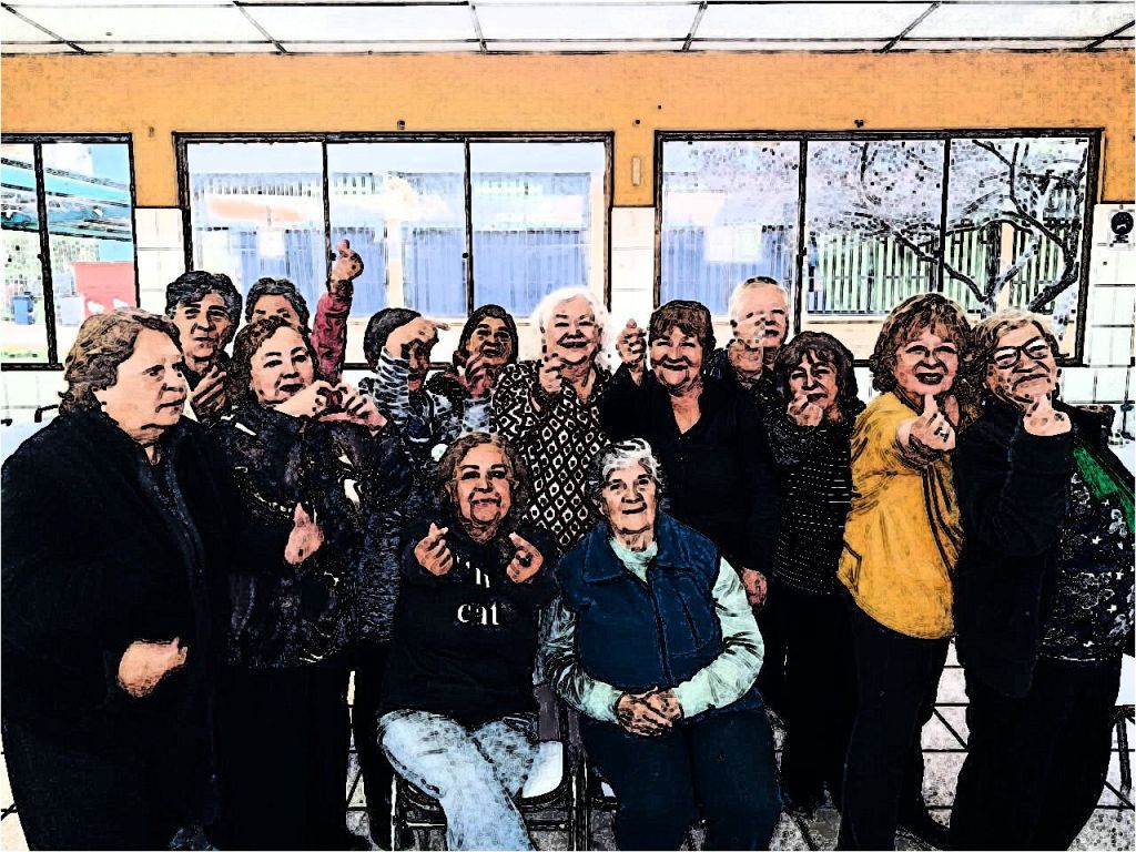 Mariana Santibáñez Merino, de 62 años, es titiritera de oficio y presidenta del Club de Adultos Mayores Cambiando mi vida. Nació, creció y aún vive en la Población Alberto Risopatrón de Pedro Aguirre Cerda. De voz firme y sonrisa gentil. Fundó el club hace dos años y hoy reúne a 20 mujeres que hacen comunidad y geroactivismo. Aunque nunca había dirigido un grupo, es una líder innata. 