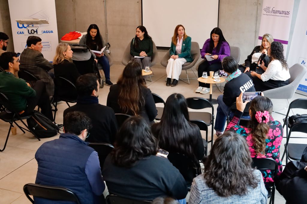 Se conversó respecto a las dificultades que atraviesan las mujeres para participar en política, como la falta de recursos, el tener que hacerse cargo de las tareas de cuidado y crianza, la falta de visibilidad y apoyo de los partidos, entre otras.
