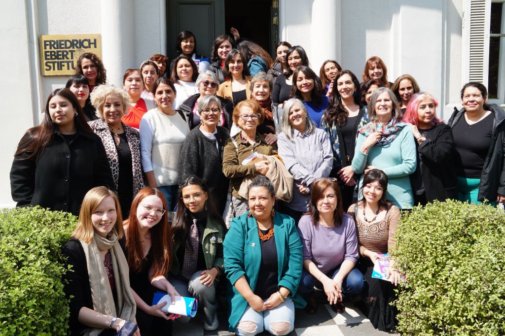 El feminismo ha transformado la política, la cultura y las instituciones. Pero la vida de las mujeres sigue marcada por desigualdades estructurales. Estamos hablando poco públicamente, y eso también es un síntoma. Es tiempo de volver a escribir, de levantar nuestras voces y de disputar sentido en el espacio público. No hay democracia sin nosotras, pero tampoco sin nuestras palabras.